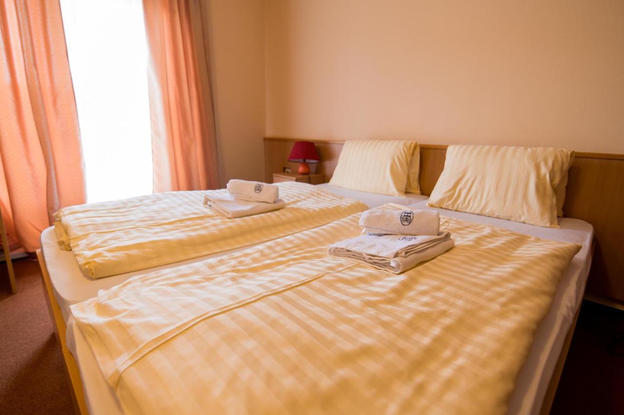 Lučenec Hotel Clavis מראה חיצוני תמונה
