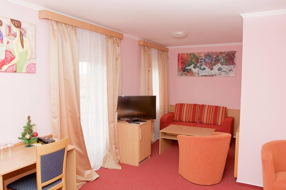 Lučenec Hotel Clavis מראה חיצוני תמונה