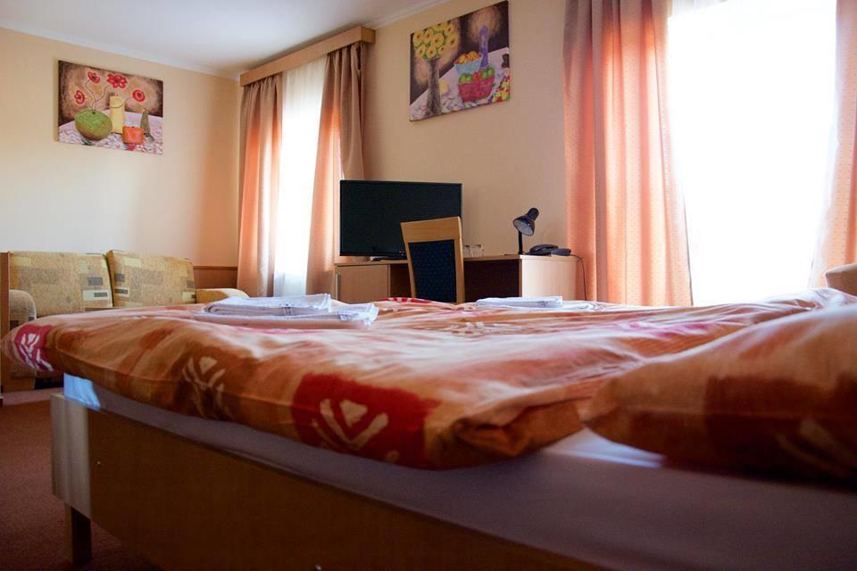 Lučenec Hotel Clavis מראה חיצוני תמונה