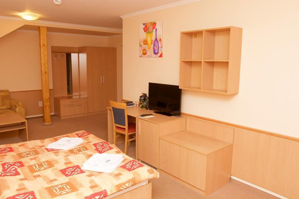 Lučenec Hotel Clavis מראה חיצוני תמונה